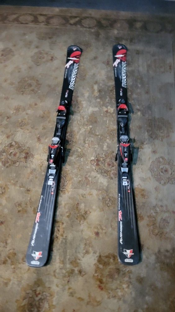 5ft 6" Skiis Rossignol compsite 74. 29/G RC Entry To Mid Level Ski