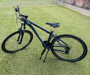 Schwinn Trailway Hybrid Bike – 700C Wheels – Shimano Gears – $79