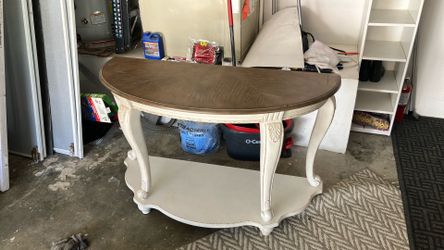 Entrance table