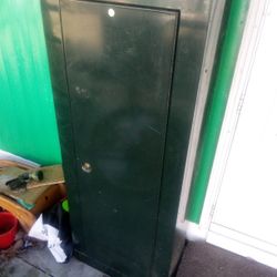 Locking Gun Cabinet