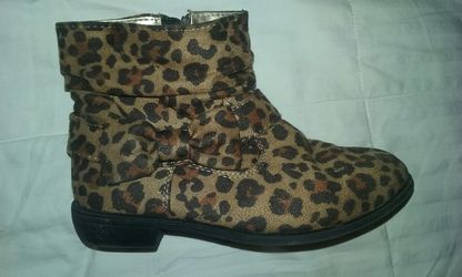 Girls gap leopard boots...size 9
