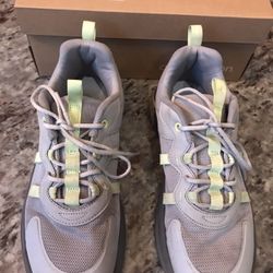 Older Boys Sneakers   Size  5