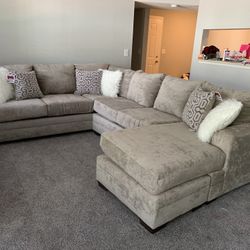 3PC Gray Sectional w Pillows