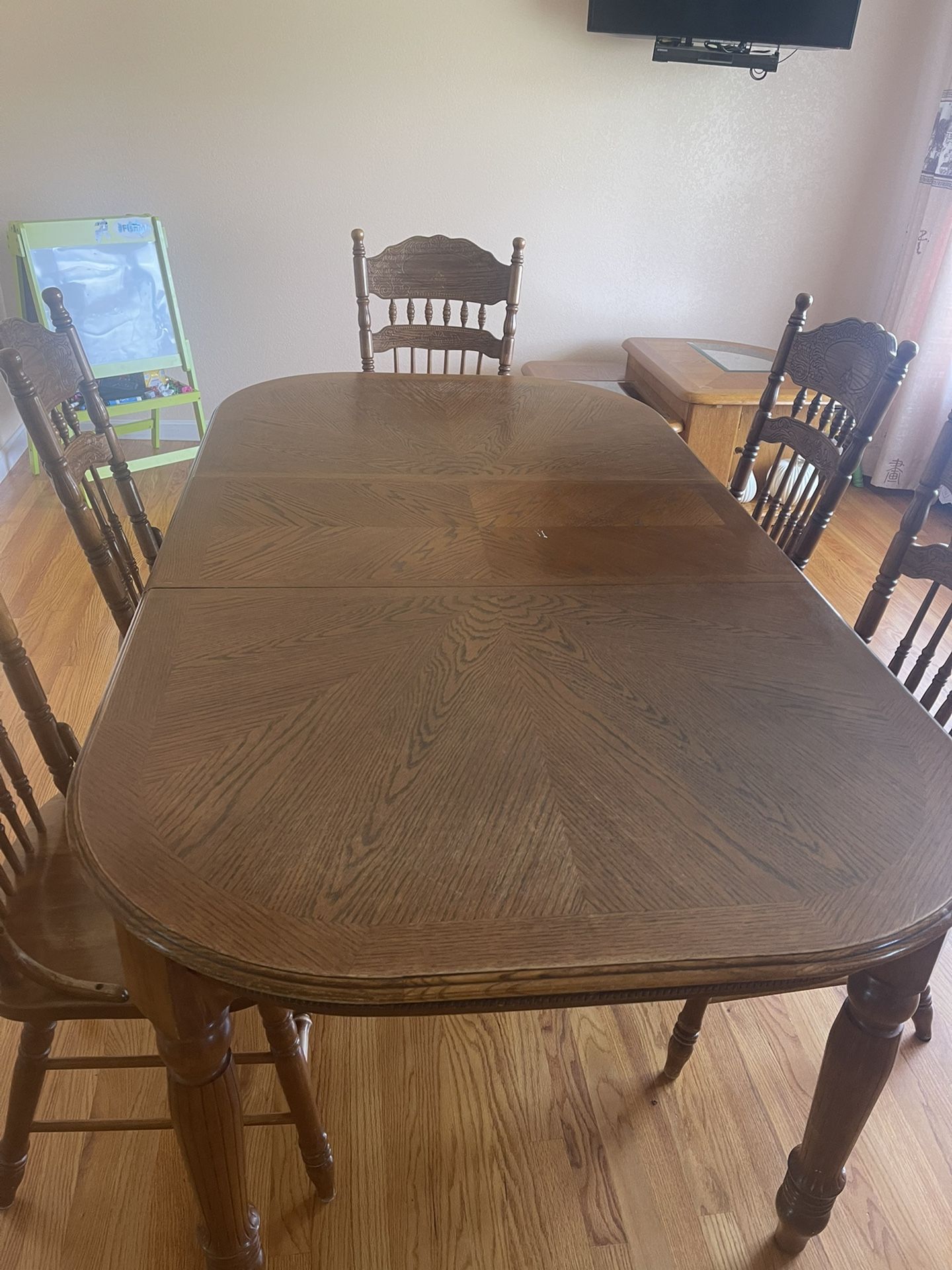 Wood Table, 5 Chairs, Has A Leaf To Make It Larger, For Big Family, Natural Wood, Perfect Condition,fit 8-10 People 