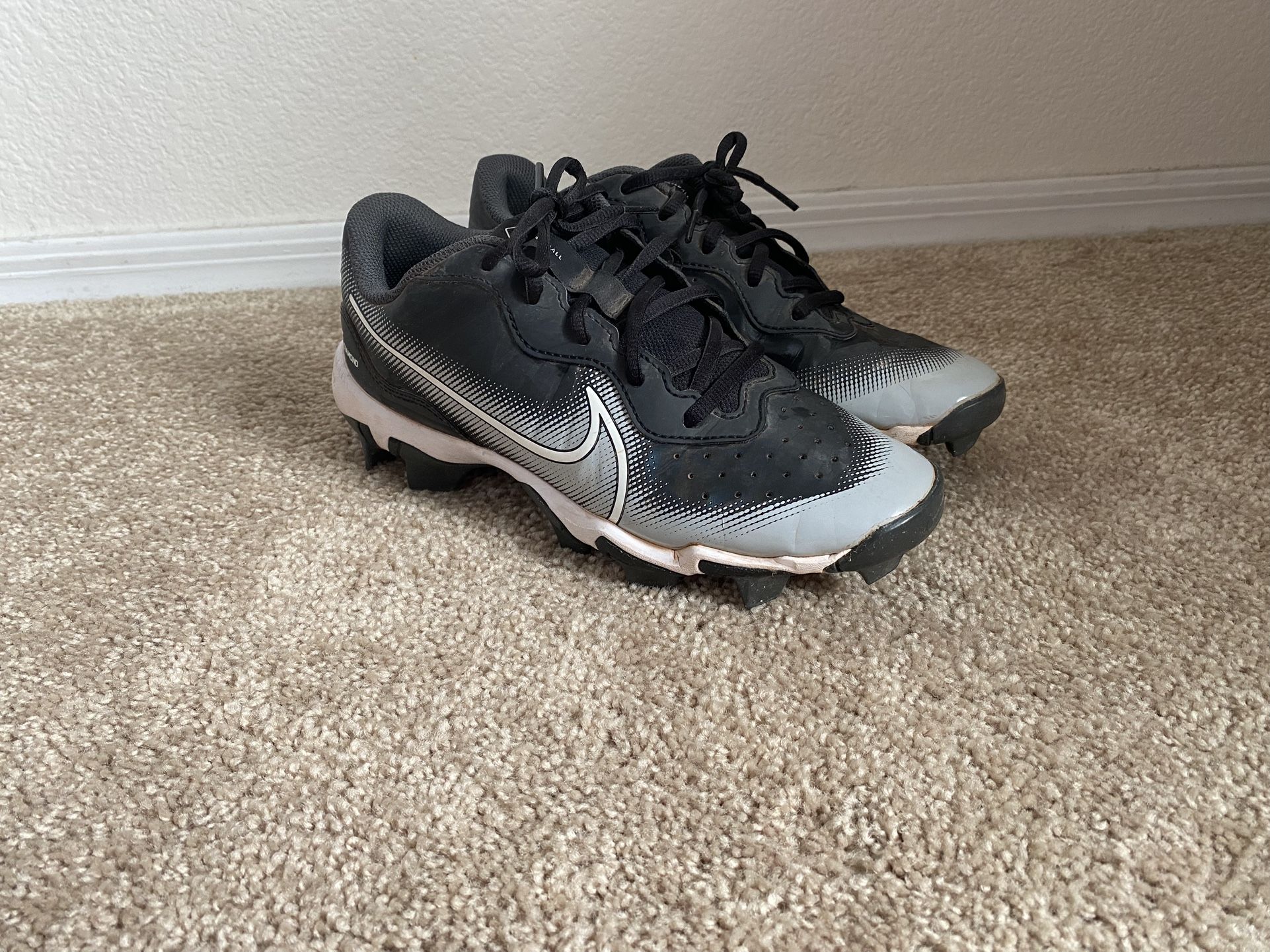 Nike baseball cleats youth size 6