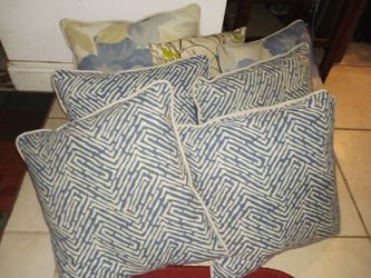LOTS NEW PATIO HOME LARG PILLOWS 4 EACH BUY 4 OR MORE GO MY POST ALOT ITEM TO SEE