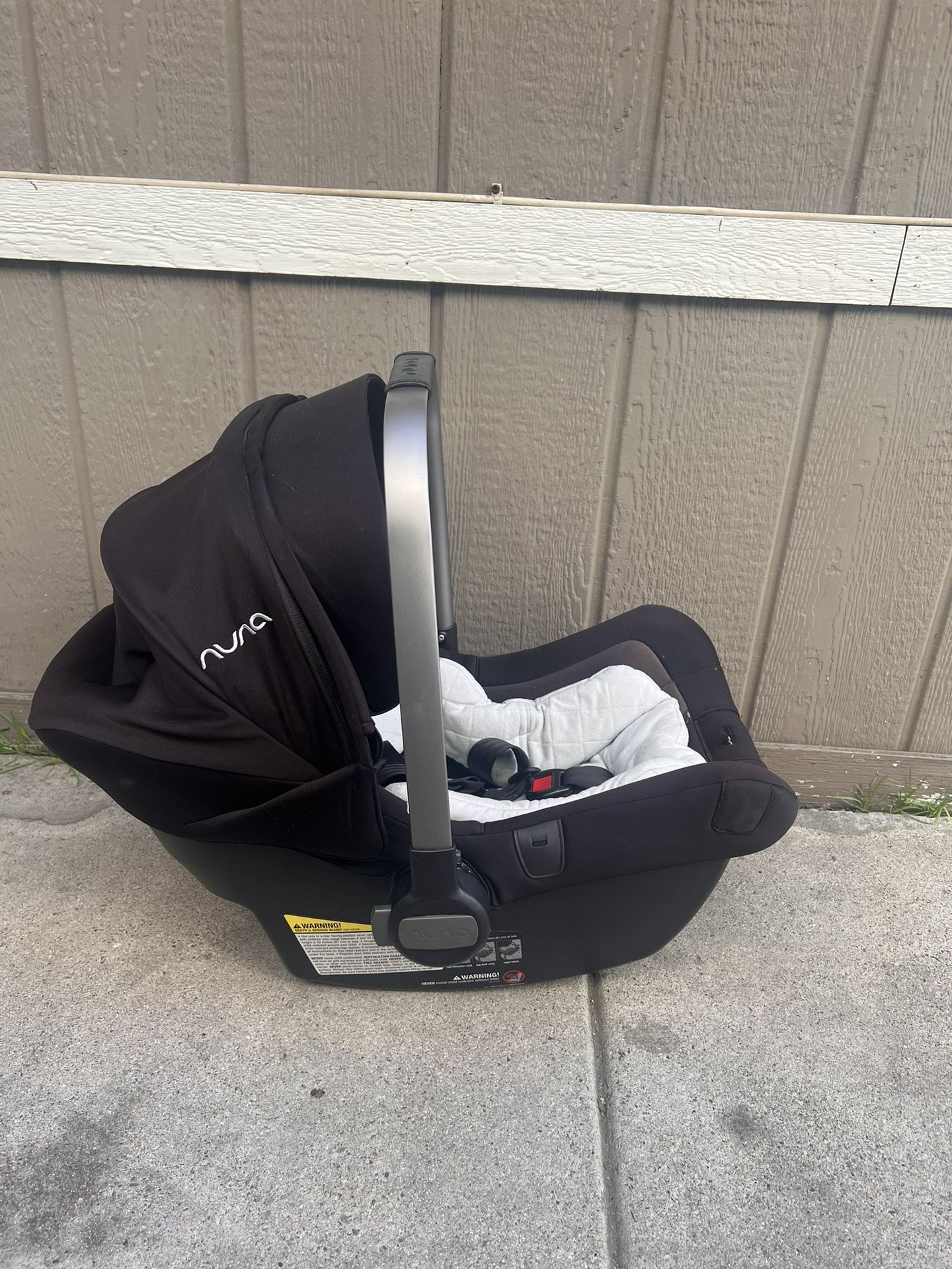 Nuna Car seat W 2 Car Mount Bases.