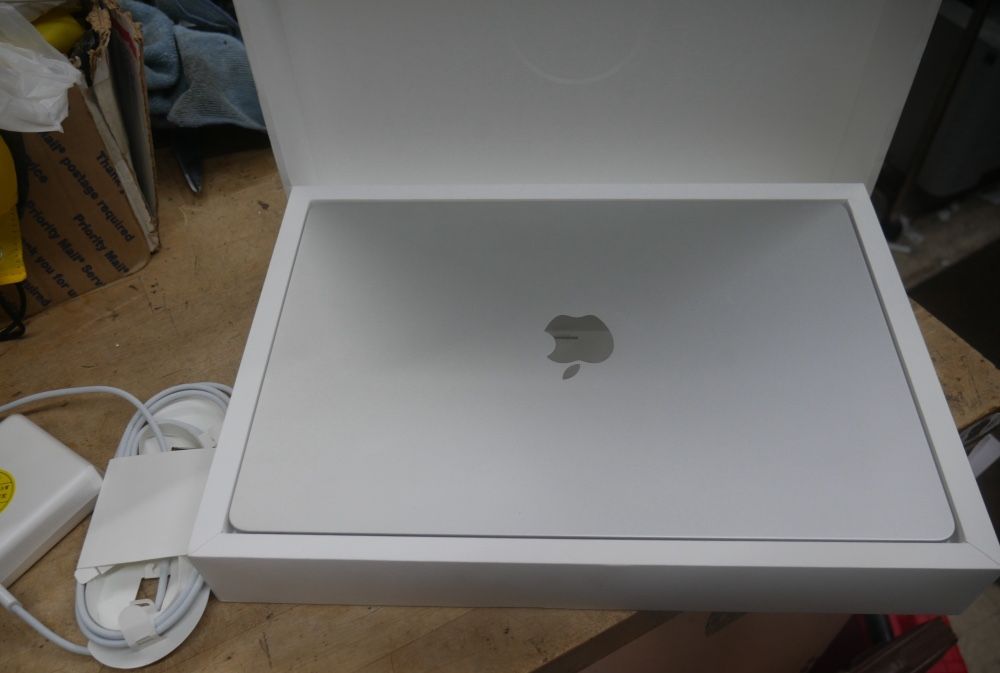 APPLE LAPTOP A3114 24GB RAM 1TB HD M3 2024 W AFTER MARKET CHARGER 886333-1