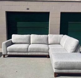Living Spaces Sectional Couch 🛻Delivery Available🛻