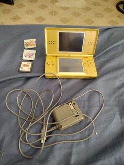 LOCAL ONLY NO SHIPPING. MUST COME PICK UP YOURSELF. Nintendo DS Lite with games bundle