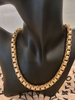 VINTAGE SARAH COVENTRY NECKLACE