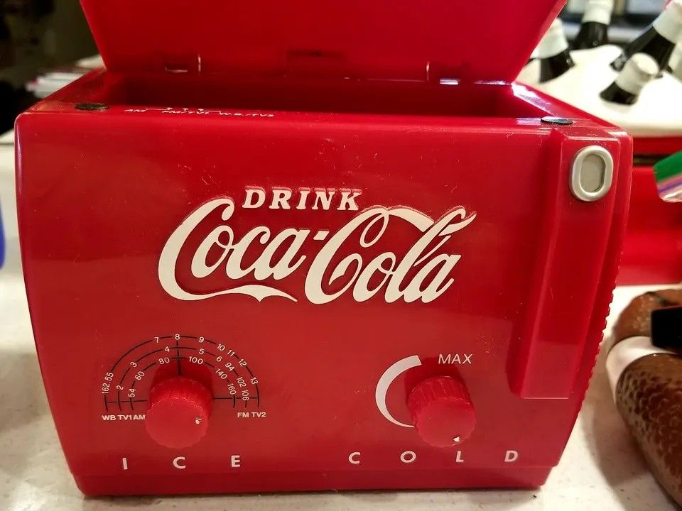 Vintage Flawless Rare Find Coca Cola Cooler Style Am FM Battery Operated Radio Located In Palm Springs Ca