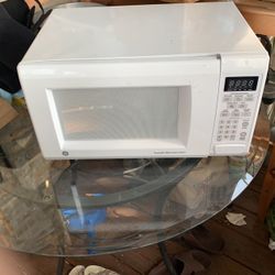 Reduced GE 1000 Watts 1.1 Cu Ft  White Microwave Clean It Works Good 