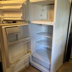GE Refrigerator With Freezer