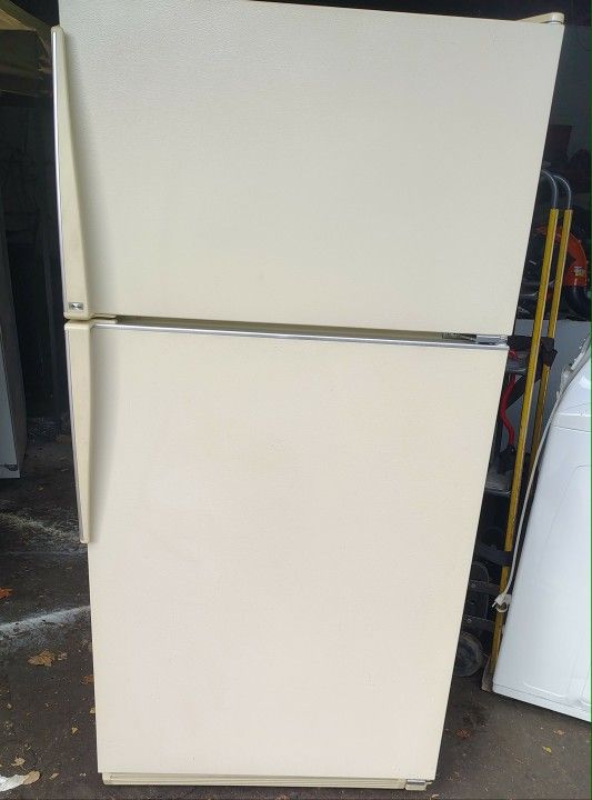 Very Clean! Amana Freezer-On-Top Refrigerator!