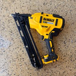 DEWALT 20-Volt 21° Cordless Framing Nailer (Tool-Only)