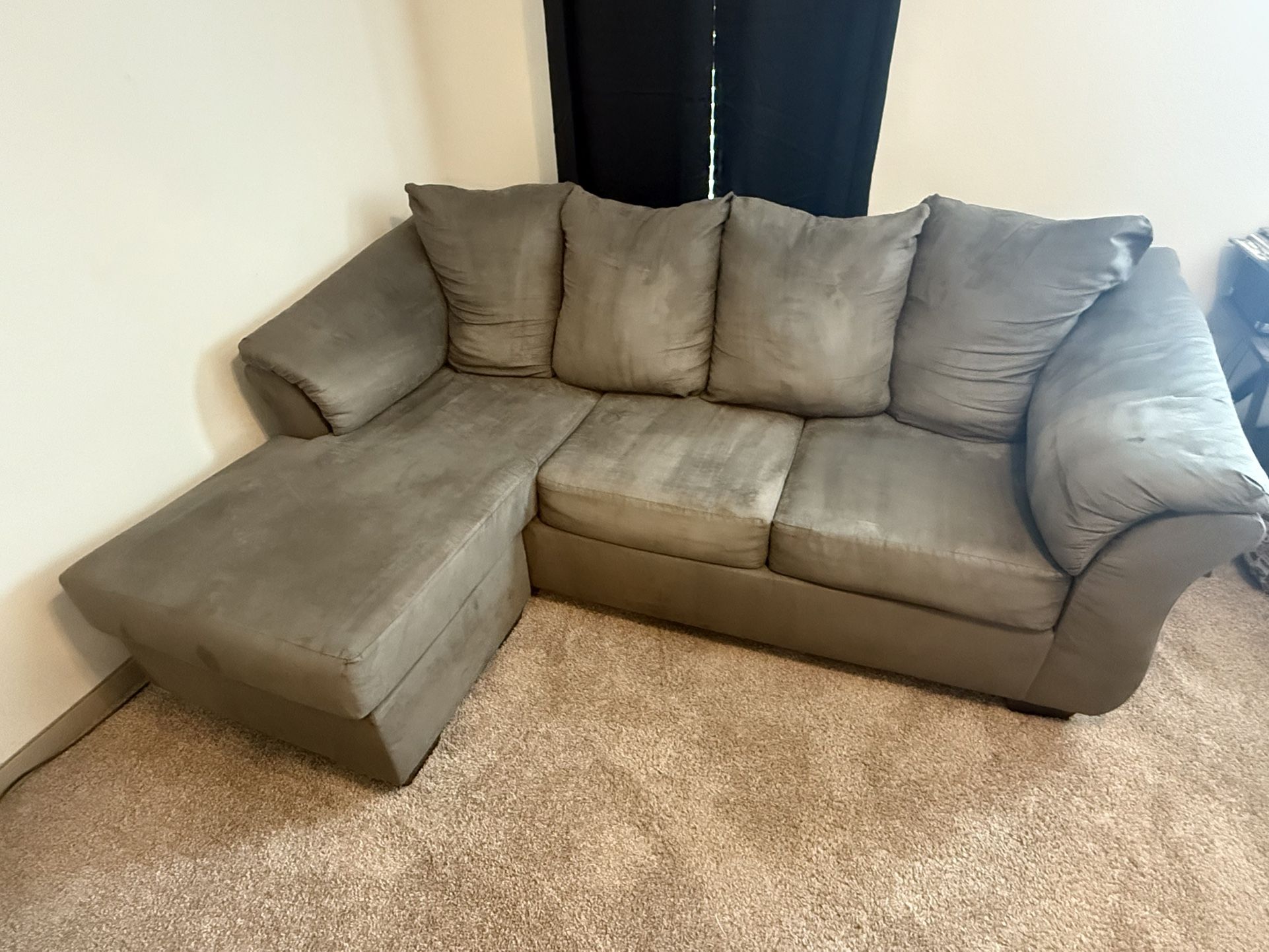 REVERSIBLE SECTIONAL COUCH