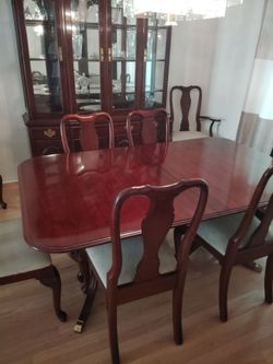 Estate sale - beautiful Knob Creek Dining room set