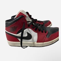 Jordan 1 Mids Chicago Black Toe