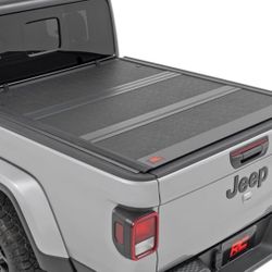 Rough Country Hard Tri-Fold Flip Up Bed Cover 5' Bed | Jeep Gladiator JT 4WD (2020-2025)