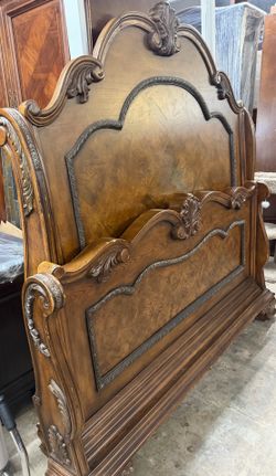BEAUTIFUL QUEEN SIZE BED/ HERMOSA CAMA TAMAÑO QUEEN