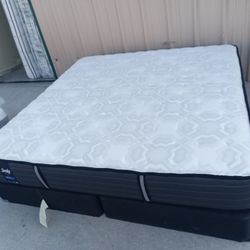Sealy King Mattress And Box Spring 