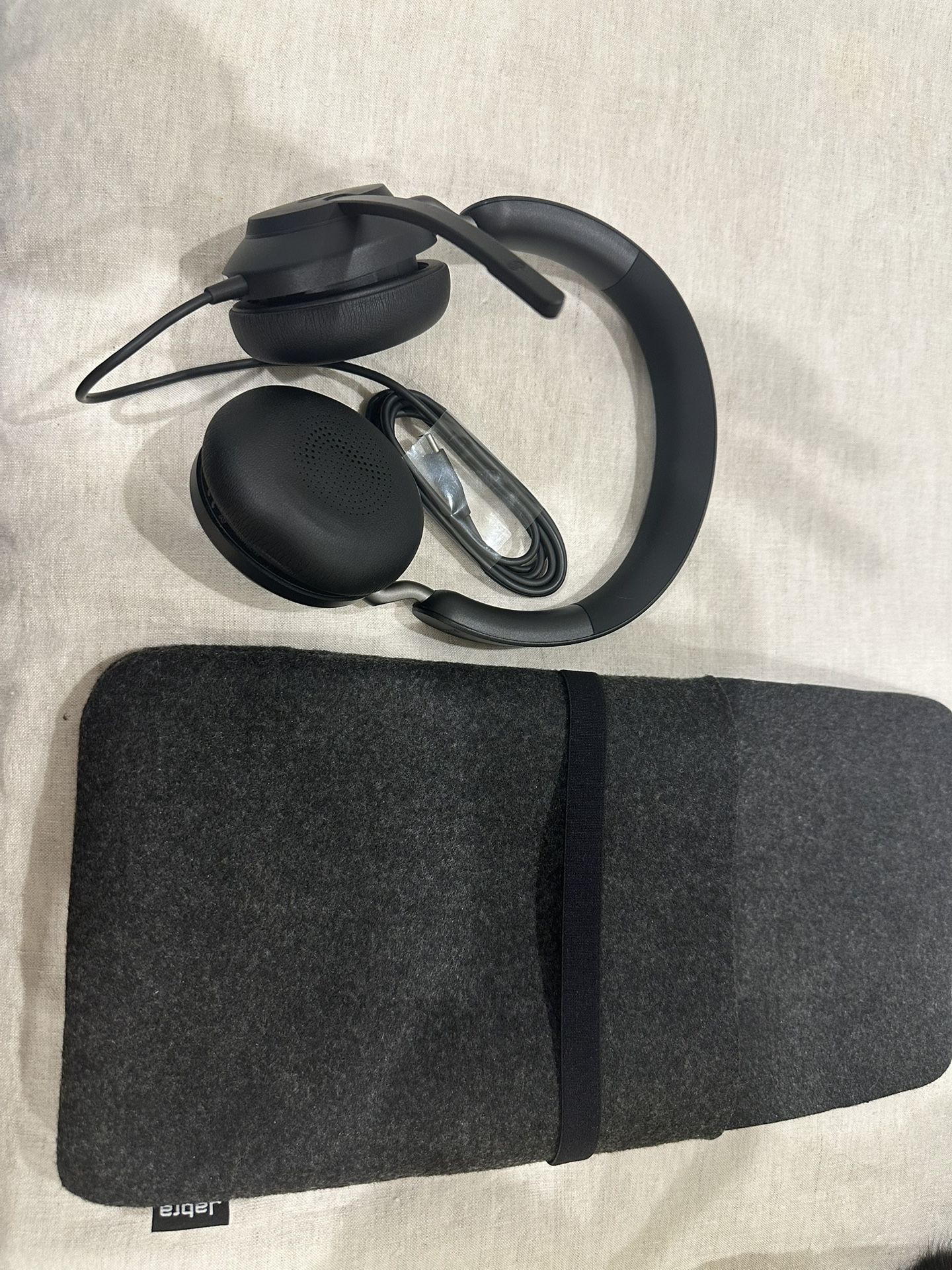 Jabra Evolve2 40 SE Wired Stereo Noise-Cancelling Headset w/Microphone and travel bag