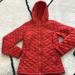 NWOT The North Face Women XS Thermoball Hoodie quilted light Jacket Juicy Red. Shipped with USPS Priority Mail. Took the tags off but never wore the