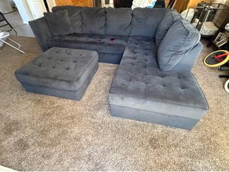 Couch for sale must pick up 2 pc 350$