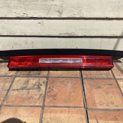 2008-2014 DODGE CHALLENGER CENTER TAIL LIGHT LAMP ASSEMBLY READ