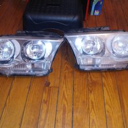 Dodge Durango Headlight Assemblys (Used)