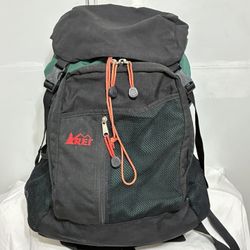 Vintage REI black and green hiking backpack lots of compartments 