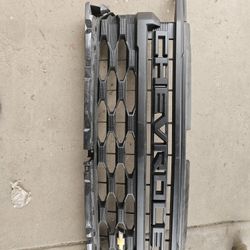 Chevrolet Chevy Silverado 1500 Grille  Small Damaged 22 To 26