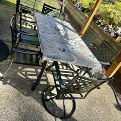 An outdoor set consisting of a large table and 6 chairs.