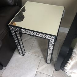 Inlayed Details End Table, Like New