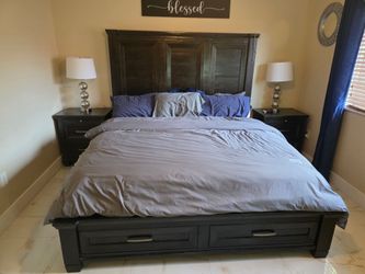 King Bedroom Set with Storage, Dresser, 2 Nightstands & Lamps