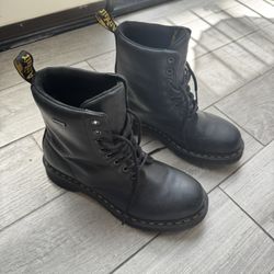 Dr. Martens 1460 Lace Up Boots Women’s 9