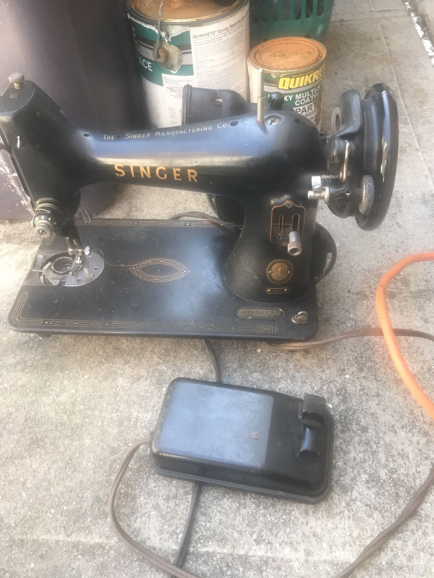 Antiques. Singer. Sewing.  Machine.   With. Working.  Pedal