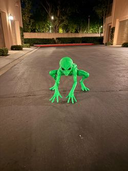 3FT Tall Green Alien Statue – Crawling Pose – 3D Printed Sci-Fi Decor -Halloween