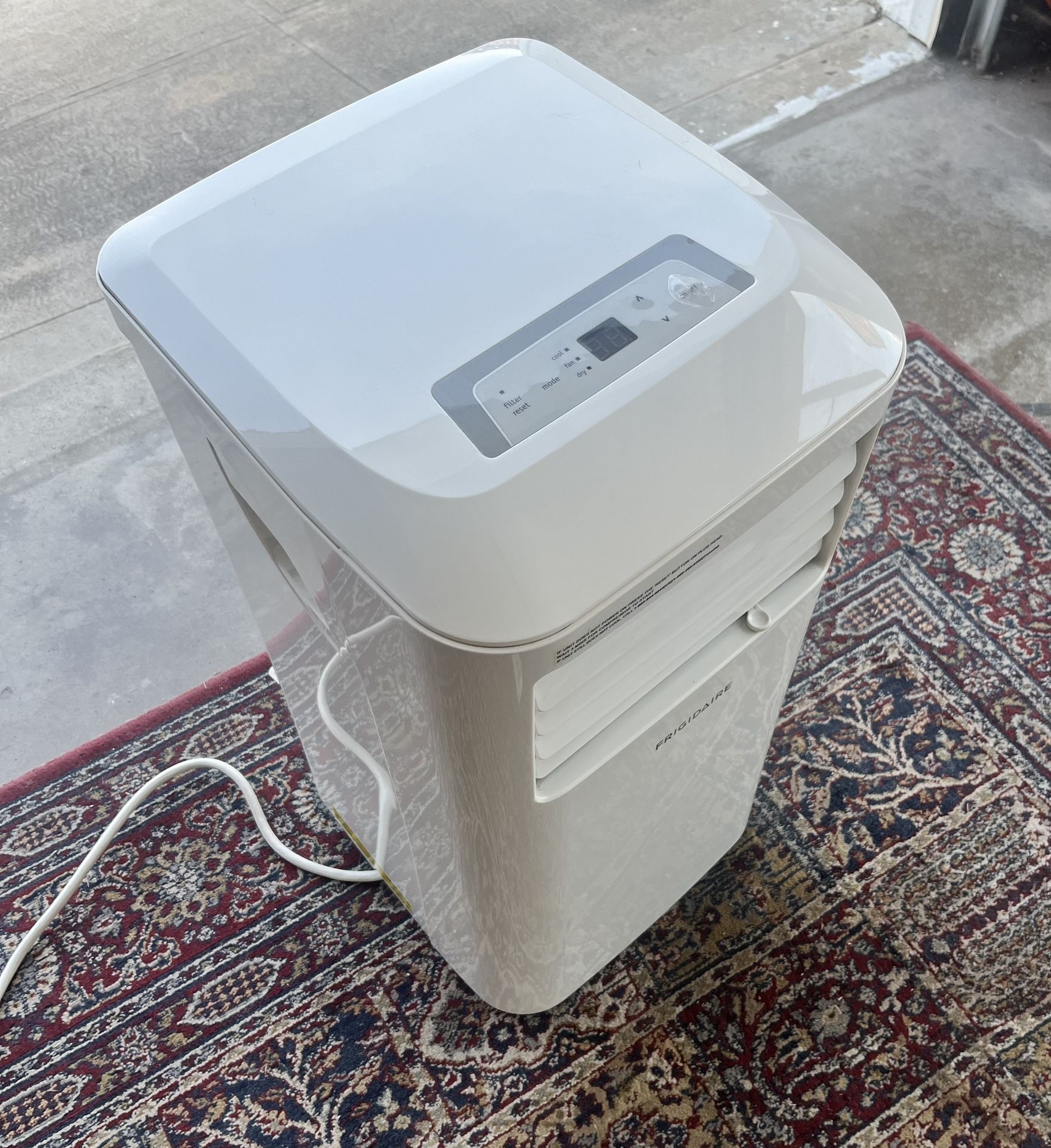 Frigidaire Portable AC W Dehumidifier 8000BTU-White
