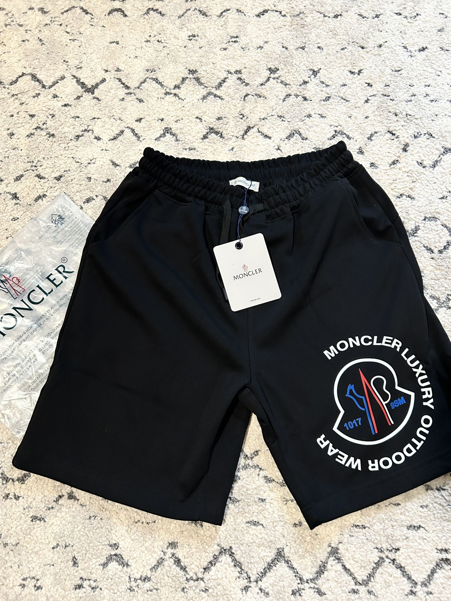 Moncler Shorts size large