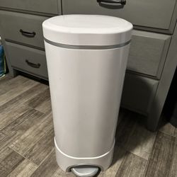 Munchkin Diaper Pail