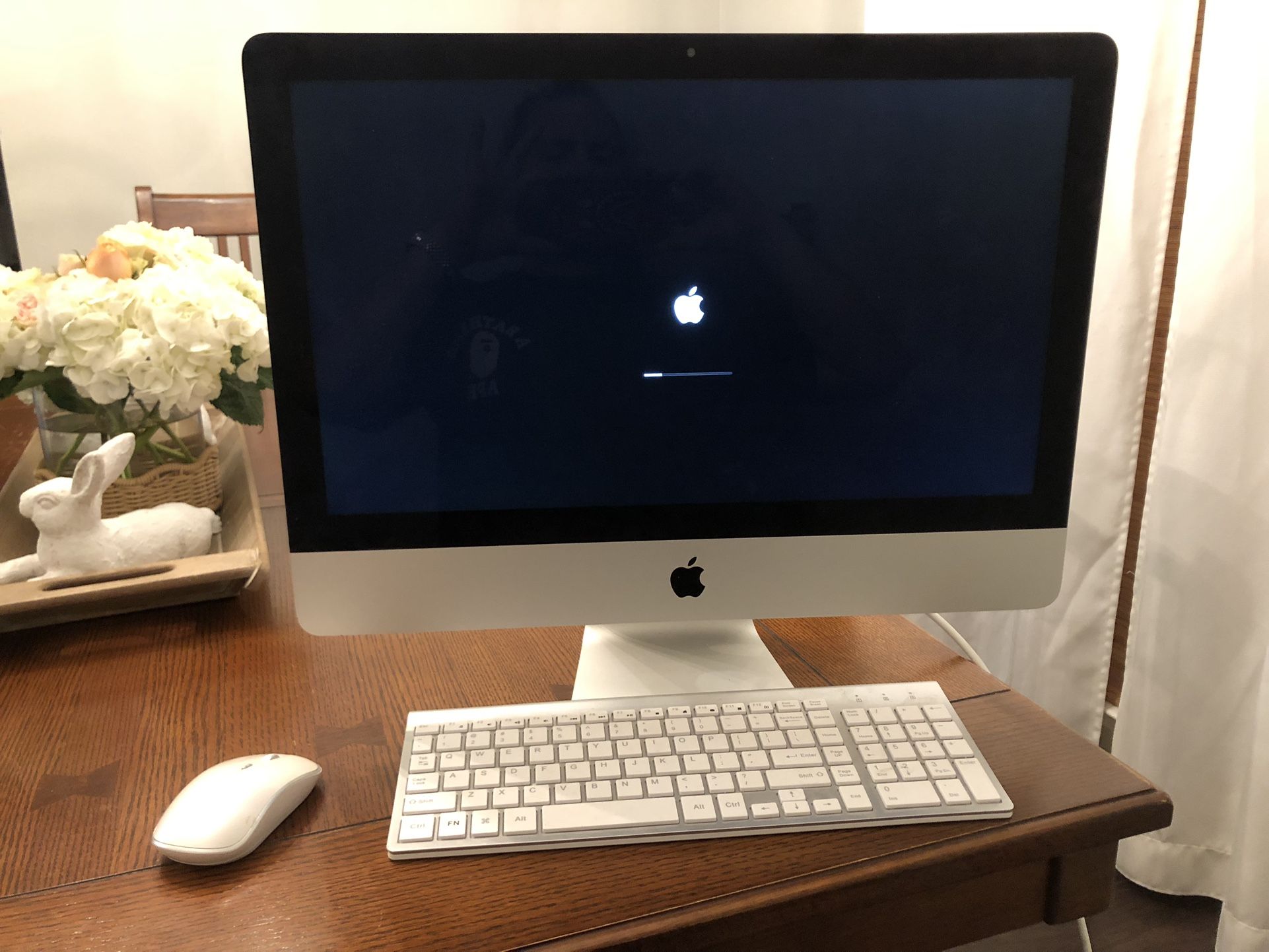 Apple 21.5" iMac Desktop Computer, 2019 Model Intel Core i5-7360U, 32 GB RAM Memory, 1TB HDD Hard-Drive, Mac OSX Operating System, MMQA2LL/A