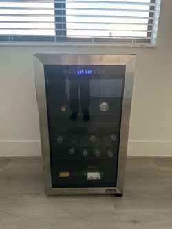 Red and white wine refrigerator