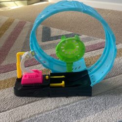 Hot Wheels Monster Trucks Glow-In-The Dark Epic Loop Challenge Playset