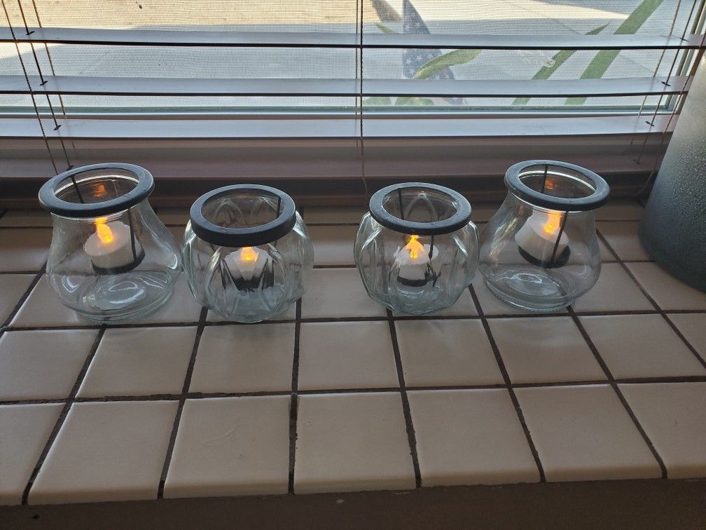 4 GLASS CANDLE HOLDER WITH LIGHT UP CANDLES $25.00