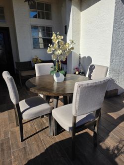 Dining set, 2 chair have scratches shown on pictures/Comedor, 2 sillas tienen rasgaduras se ve en fotos(WEST)