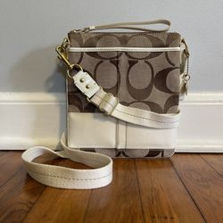 Beautiful Coach Signature Canvas Crossbody 