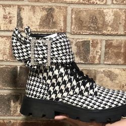 Never Worn BETSEY JOHNSON Dozer Houndstooth. 6.5size