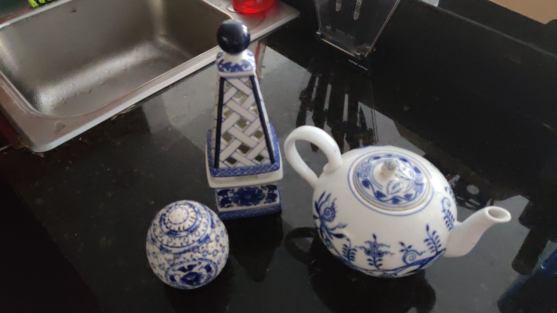 Zwiebelmuster tea pot and 2  Bombay decoration